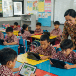 Anak belajar literasi digital di sekolah