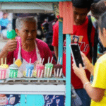 Nenek penjual es diborong pembeli di Pasar Ciamis