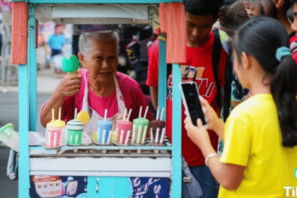 Nenek penjual es diborong pembeli di Pasar Ciamis