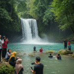 Pengunjung menikmati suasana Curug Tiluan di Garut saat akhir pekan panjang