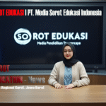 Penyiar Sorot Edukasi sedang melakukan live streaming saat peliputan langsung di lapangan